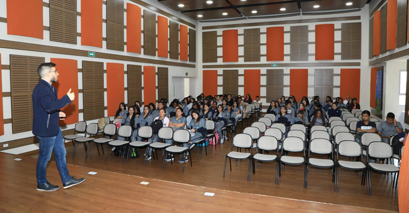 DOCENTE ESPAÑOL REALIZA NUEVA METODOLOGÍA PARA LA DOCENCIA EN U. MARIANA