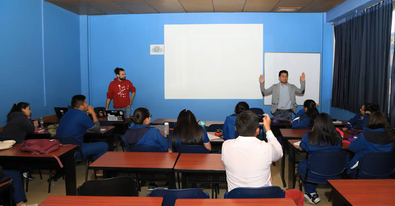 ESTUDIANTES DE ENFERMERÍA SE PROYECTAN CON LA ROBÓTICA Y LA ELECTRÓNICA