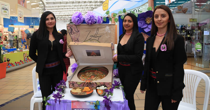 ESTUDIANTES DE MERCADEO EXHIBEN PROYECTOS DE INVESTIGACIÓN