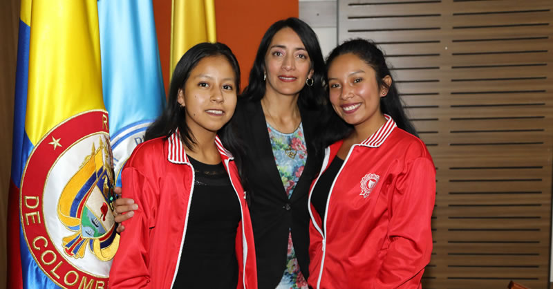 CON ENTREGA DE INSIGNIAS A ESTUDIANTES DE LICENCIATURAS SE DA INICIO A SU PRÁCTICA PEDAGÓGICA E INVESTIGATIVA
