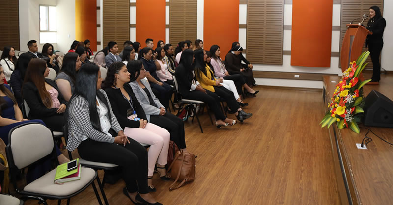 CON ENTREGA DE INSIGNIAS A ESTUDIANTES DE LICENCIATURAS SE DA INICIO A SU PRÁCTICA PEDAGÓGICA E INVESTIGATIVA