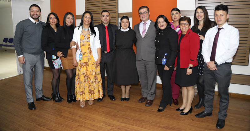 CON ENTREGA DE INSIGNIAS A ESTUDIANTES DE LICENCIATURAS SE DA INICIO A SU PRÁCTICA PEDAGÓGICA E INVESTIGATIVA