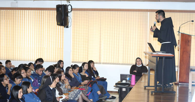 FRAY HERALDO BELTRÁN Y SU CONFERENCIA: ‘PRINCIPIOS Y VALORES FRANCISCANOS DESDE LA PEDAGOGÍA’