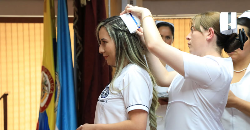 IMPOSICIÓN DE TOCAS A 46 ESTUDIANTES DE ENFERMERÍA