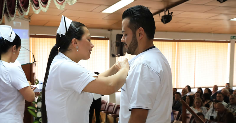 IMPOSICIÓN DE TOCAS A 46 ESTUDIANTES DE ENFERMERÍA