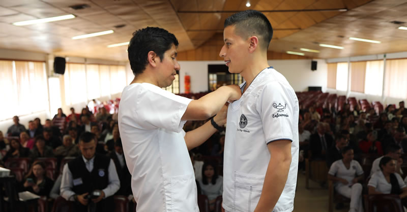 CON IMPOSICIÓN DE TOCAS Y ESCUDOS, FUTUROS PROFESIONALES DE ENFERMERÍA, FORMALIZAN SU PERIODO DE PRÁCTICA