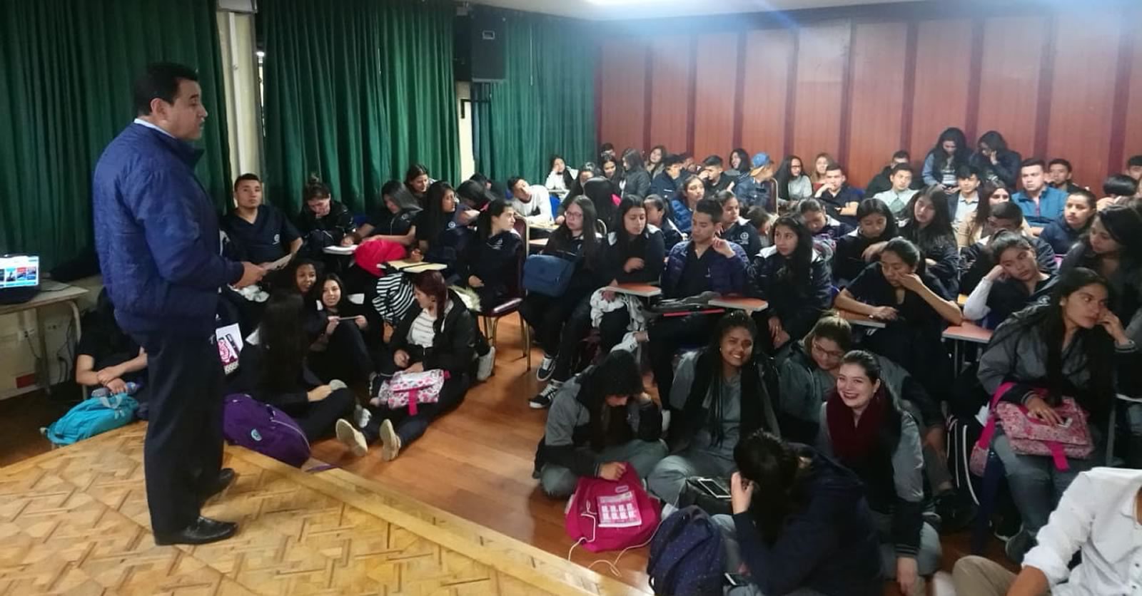 NOCHES DE FILOSOFÍA  Y EL DESARROLLO DE HABILIDAD  DE ARGUMENTAR