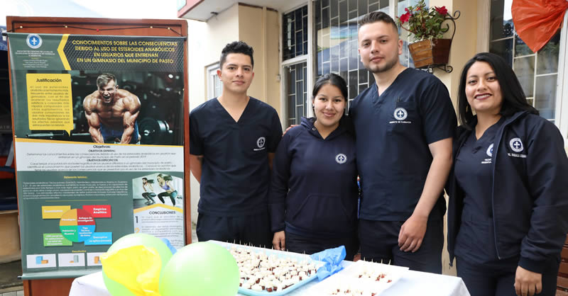 ESTUDIANTES DE TECNOLOGÍA EN REGENCIA DE FARMACIA EXPONEN PÓSTER CIENTÍFICO