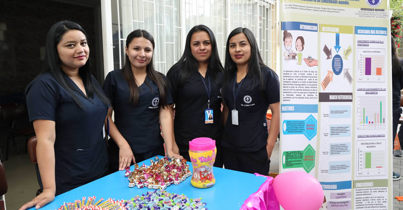 ESTUDIANTES DE TECNOLOGÍA EN REGENCIA DE FARMACIA EXPONEN PÓSTER CIENTÍFICO