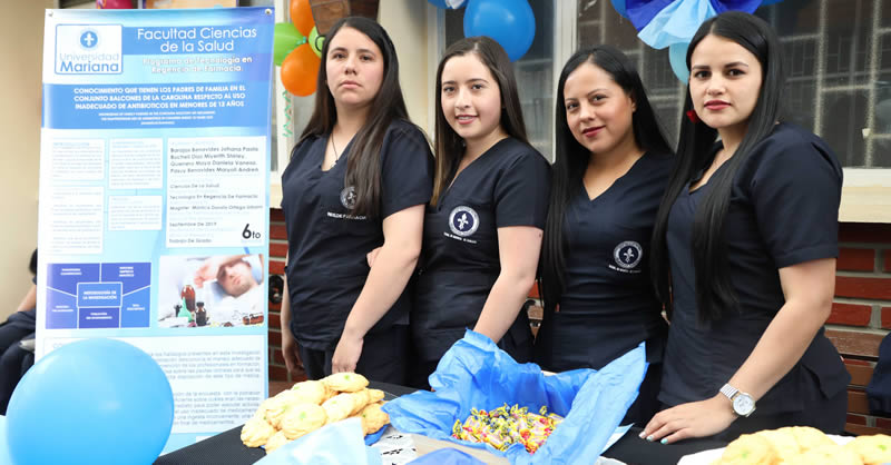 ESTUDIANTES DE TECNOLOGÍA EN REGENCIA DE FARMACIA EXPONEN PÓSTER CIENTÍFICO