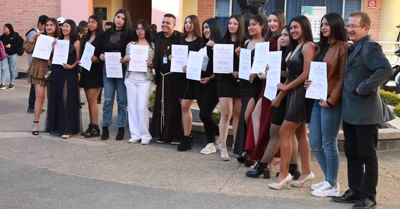 ESTUDIANTES DE BACHILLERATO SE GRADUARON DEL DIPLOMADO EN CONTABILIDAD BÁSICA