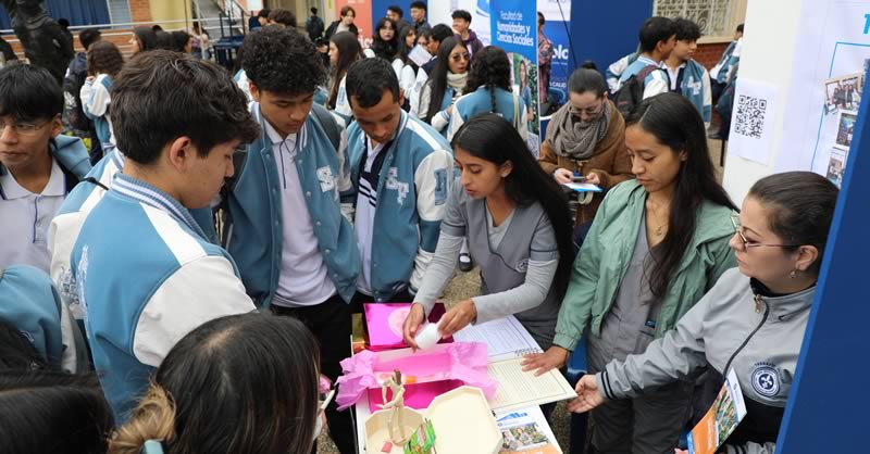 A TRAVÉS DE FERIA DE COLEGIOS SE ORIENTA A ESTUDIANTES EN LA ELECCIÓN DE SU CARRERA UNIVERSITARIA