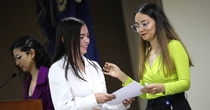 SE RECONOCIÓ A ESTUDIANTES CON MEJORES PROMEDIOS DE LA FACULTAD DE HUMANIDADES Y CIENCIAS SOCIALES