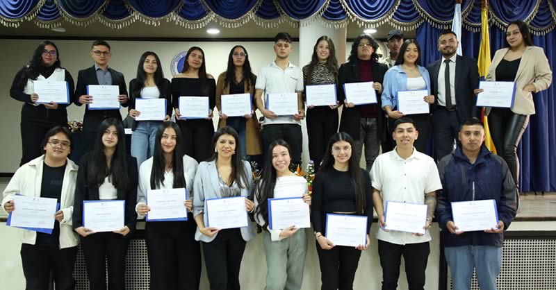 RECONOCEN LA EXCELENCIA ACADÉMICA EN LA FACULTAD DE CIENCIAS CONTABLES, ECONÓMICAS Y ADMINISTRATIVAS