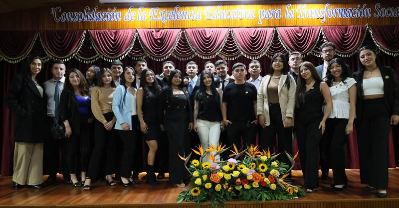 ESTUDIANTES DE LA FACULTAD DE CIENCIAS CONTABLES, ECONÓMICAS Y ADMINISTRATIVAS RECIBEN INSIGNIAS DE ENVÍO A PRÁCTICA