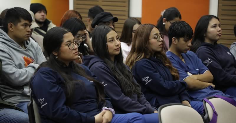 ESTUDIANTES FORTALECEN SU FORMACIÓN INVESTIGATIVA EN ENCUENTRO INSTITUCIONAL E INTERNACIONAL DE SEMILLEROS DE INVESTIGACIÓN
