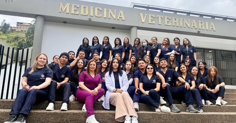 ESTUDIANTES DE REGENCIA DE FARMACIA FORTALECEN COMPETENCIAS EN CLÍNICA VETERINARIA