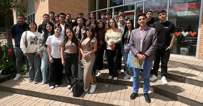 ESTUDIANTES DE NEGOCIOS INTERNACIONALES FORTALECEN SU FORMACIÓN EMPRESARIAL EN BANCO CONTACTAR