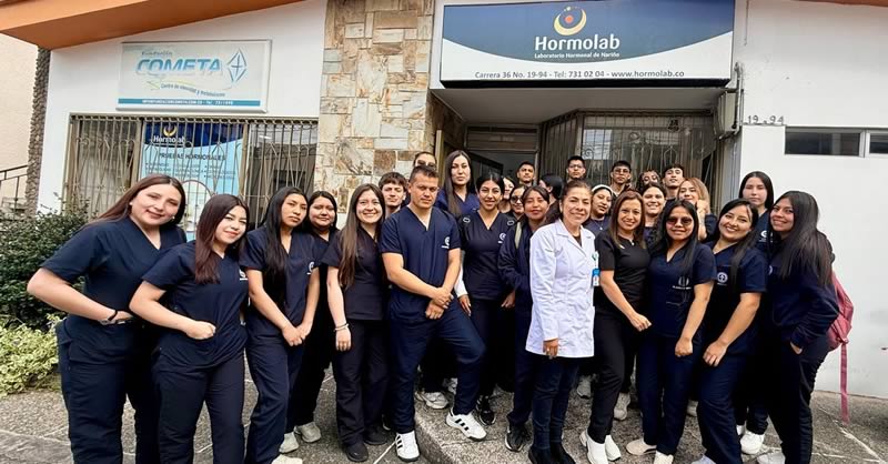 ESTUDIANTES DE REGENCIA DE FARMACIA VIVEN EXPERIENCIA EN LABORATORIO CERTIFICADO