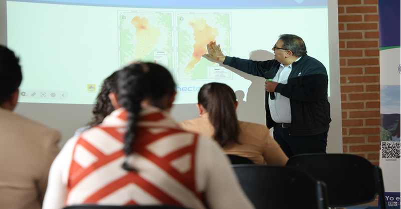 Investigadores de la Universidad Mariana en el monitoreo ambiental