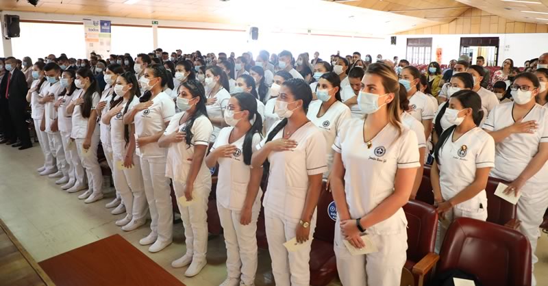 ESTUDIANTES DE ENFERMERÍA INTERCAMBIARON CINTAS COMO ANTESALA A SU GRADUACIÓN